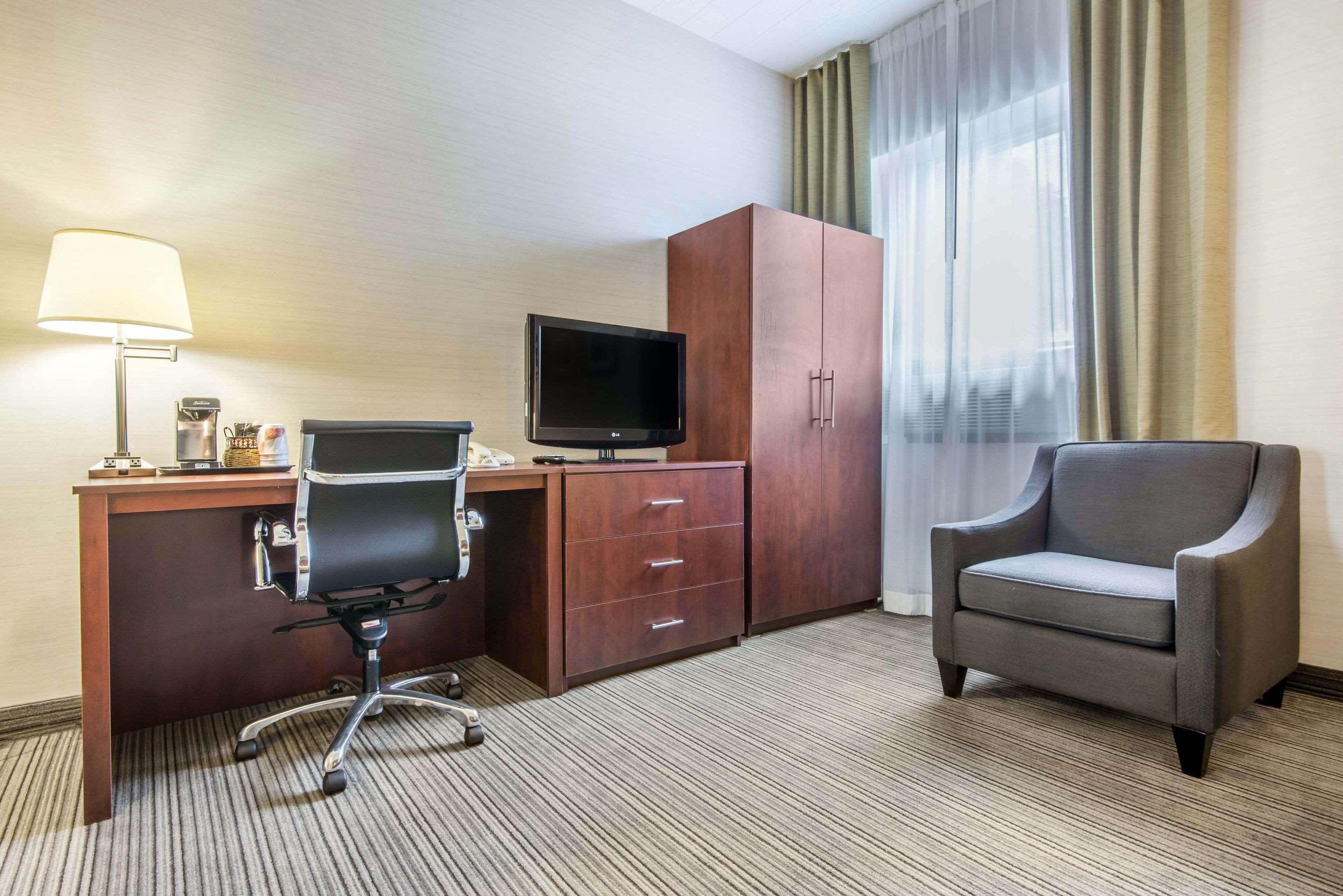 Comfort Inn & Suites Колингууд Екстериор снимка