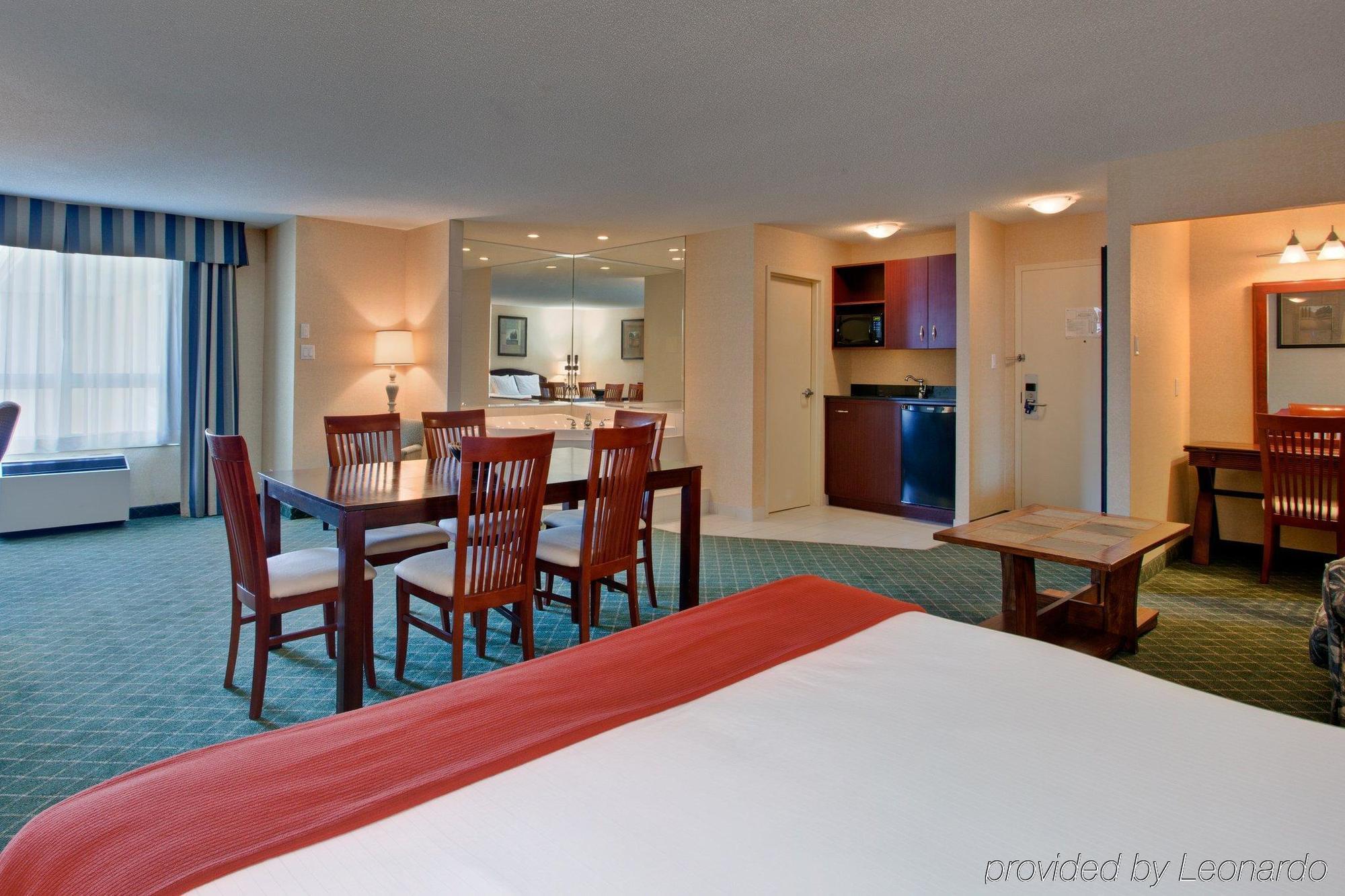 Comfort Inn & Suites Колингууд Екстериор снимка
